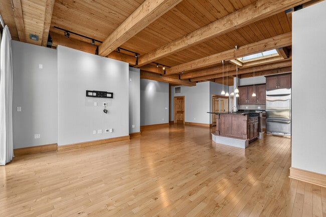 Building Photo - 541 E Erie St