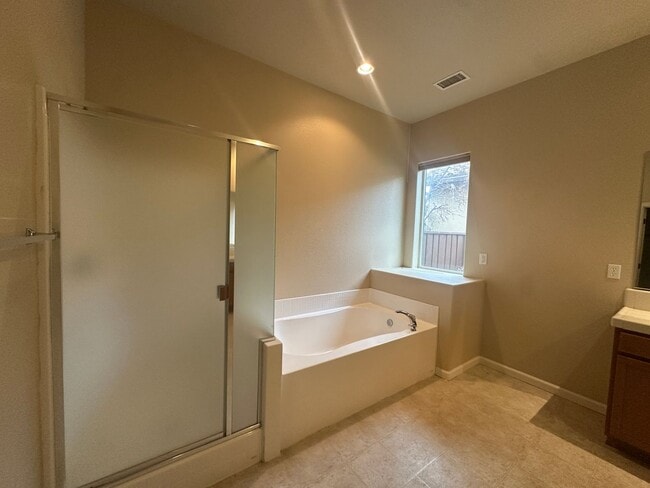 Building Photo - 3-bedroom, 2-bathroom home in Minden, NV