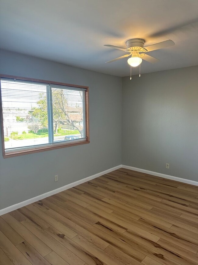Building Photo - Townhome for Rent! Close to American River College!