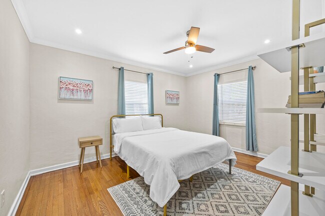 Building Photo - 3201 Poinsettia Ave