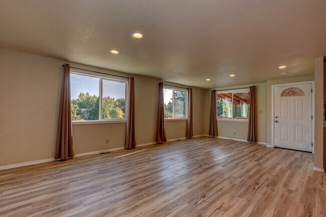 Building Photo - Spacious 2 Bedroom Home Near Willow Lake!