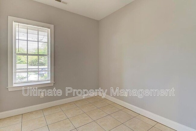 Building Photo - 220 Rose Ave