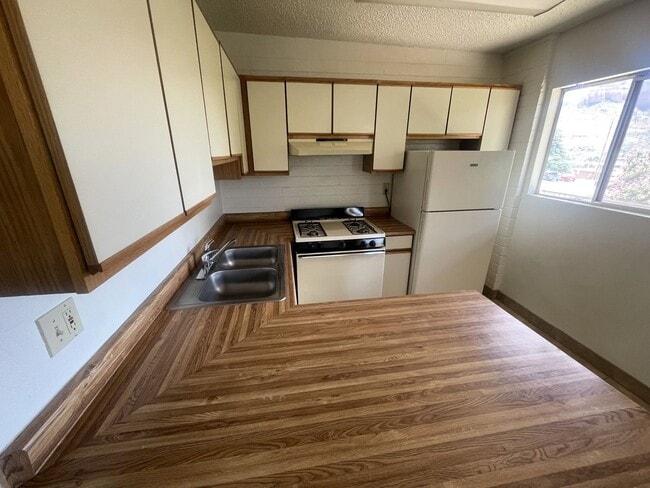 Building Photo - APARTMENT- UPTOWN SEDONA - APPLE TREE SQUARE