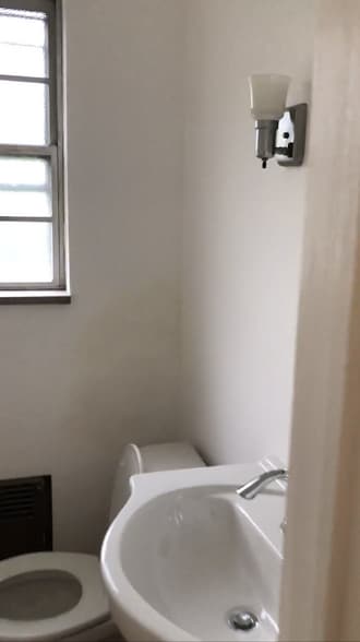 1/2 bah in master bedroom - 929 Jancey St
