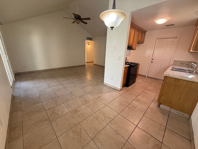 Building Photo - Updated single story located in Modesto!