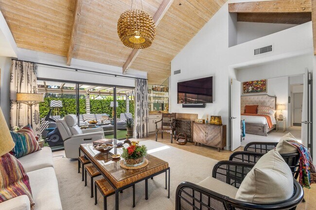 Building Photo - 303 Forest Hills Dr