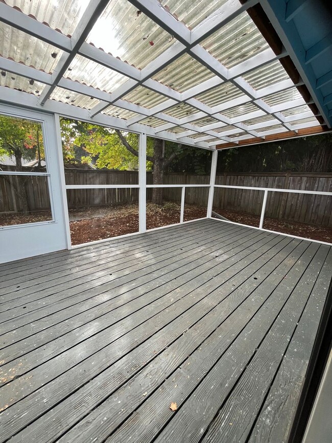 Building Photo - Single Level House available now!!!