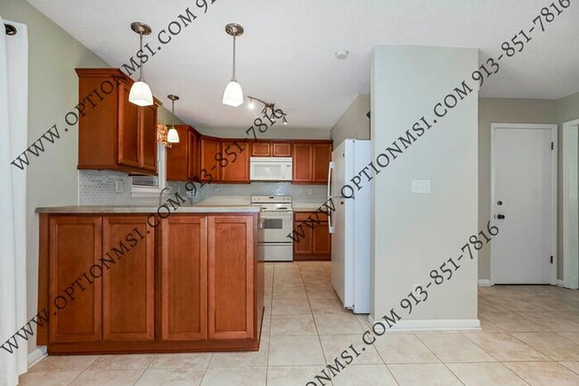 Building Photo - Spacious Townhome!