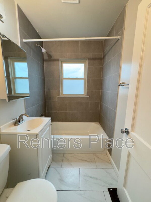 Building Photo - 208 E 45th Pl