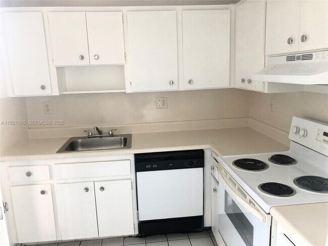 Building Photo - 1595 NE 135th St