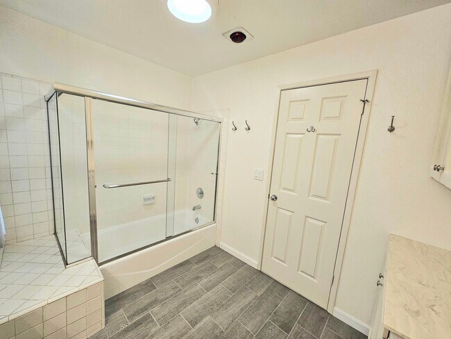 Building Photo - Superb Location for this Spacious 2 Bedroom 1.5 Bath Campbell Townhouse