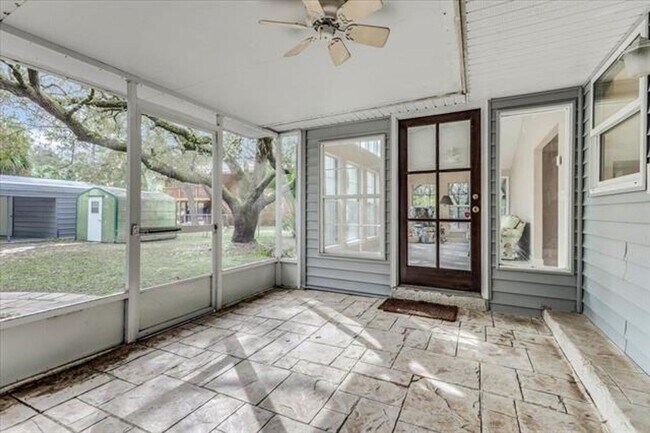 Building Photo - Coastal 3 Bedroom Home Available Now!