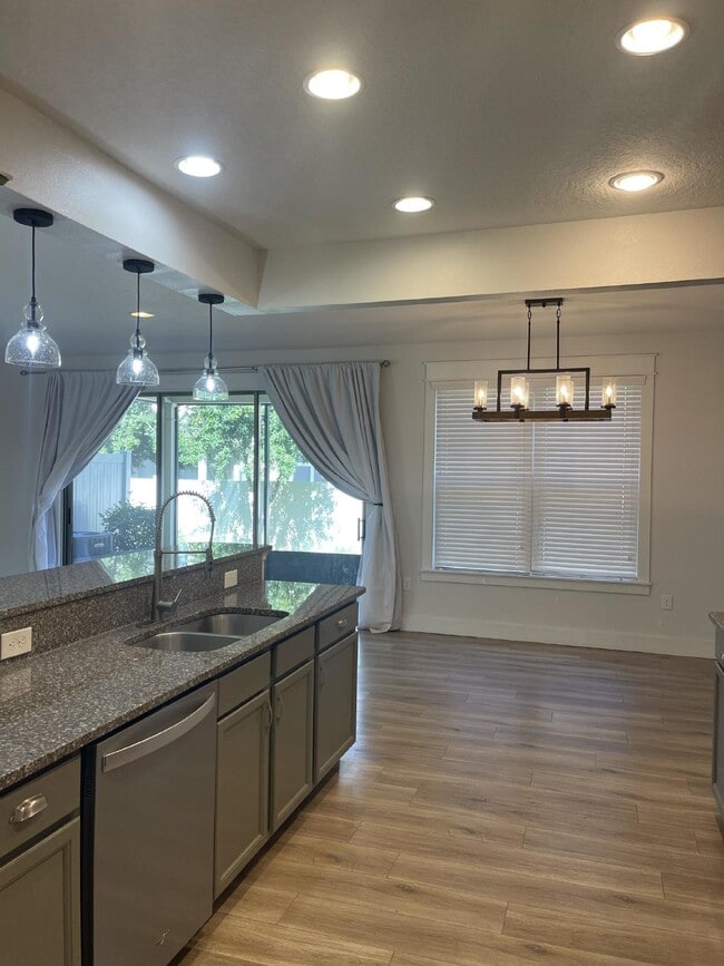 Building Photo - 3/2.5 updated townhome in gated community with 2 car garage