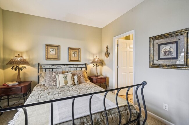 Building Photo - Enjoy coastal living in this Rehoboth Beach apartment, perfectly situated near the boardwalk, bea...