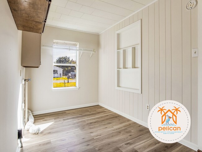 Building Photo - Cozy 2 Bedroom House with Large Yard in Pe...