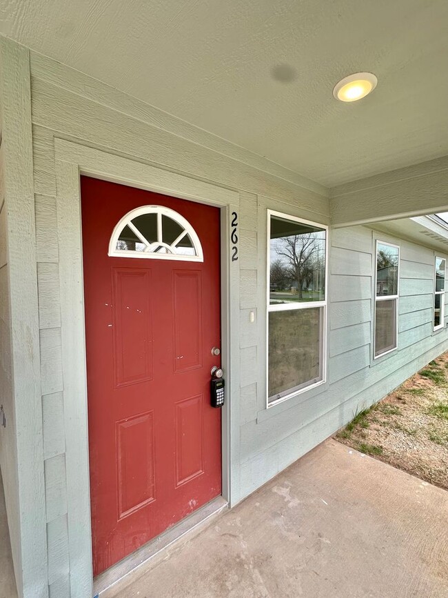 Building Photo - Updated 3 Bedroom Home For Lease!!