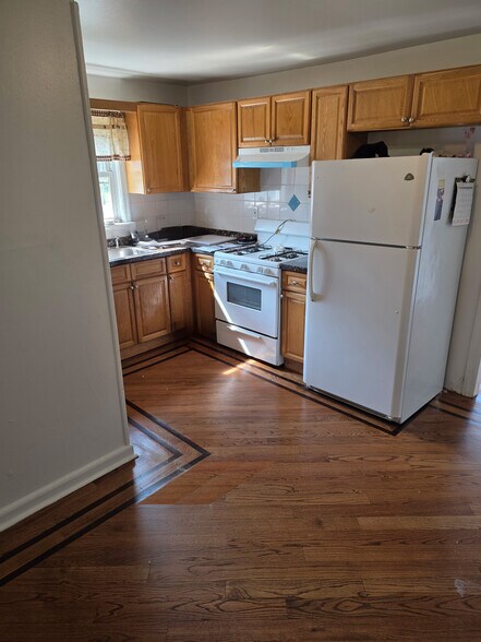 Eat-in Kitchen - 890 Broadway