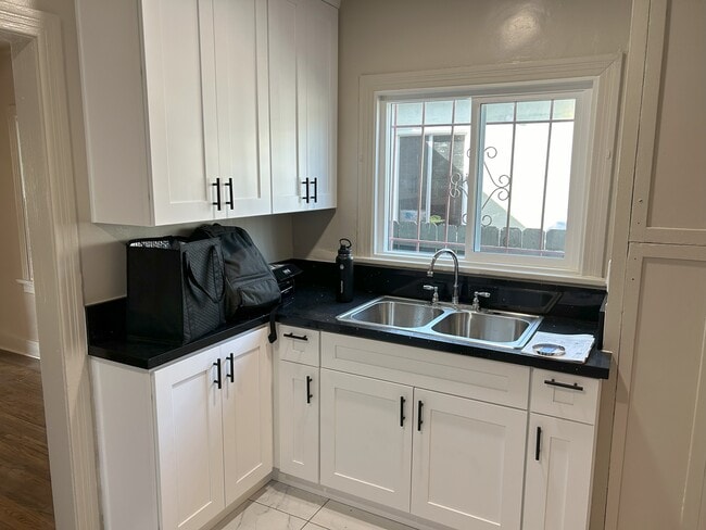 Kitchen - 1533 Hauser Blvd