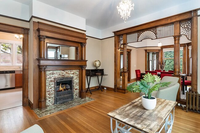Building Photo - Modern appeal with original 1906 charm