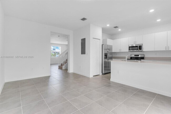 Building Photo - 2661 SE 28th St