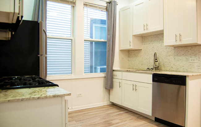 Building Photo - Lincoln Park Apartments!