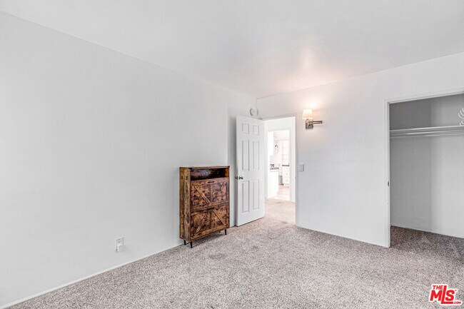 Building Photo - 1352 Ocean Park Blvd