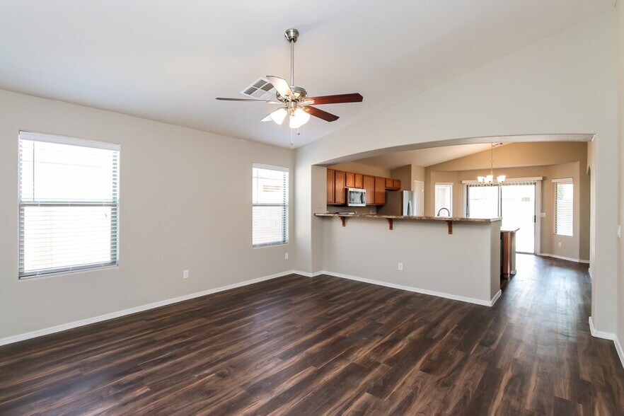 Building Photo - 32647 N Cherry Creek Rd