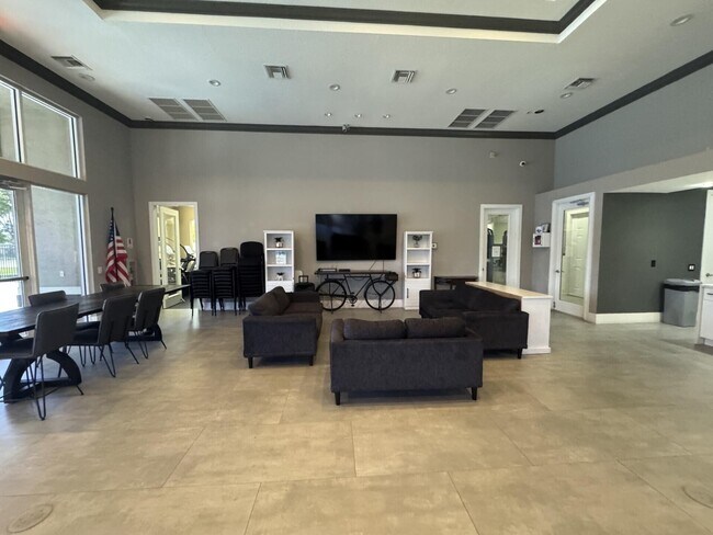 Building Photo - 1804 SW Jamesport Dr