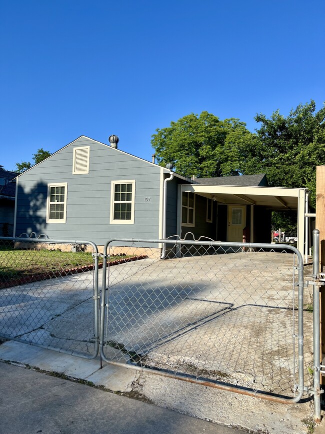 Building Photo - 107 N Gillette Ave
