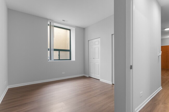 Building Photo - 2451 W Howard St