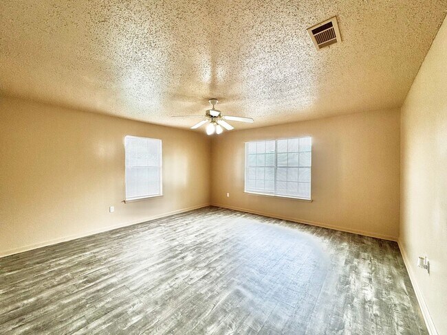 Building Photo - Three Bedroom Apartment with Spacious Dining and Living Area