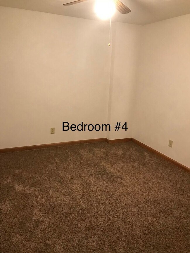 Building Photo - 1031-1033 Pleasantview