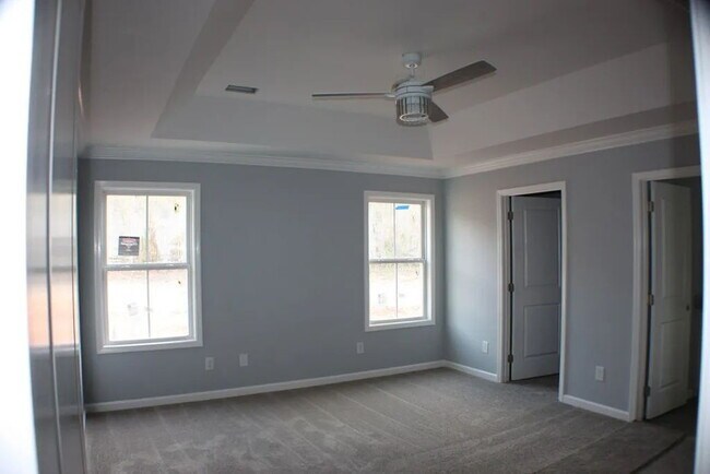 Building Photo - Available the first week of Feb!