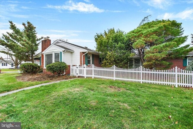 Building Photo - 117 E Maplewood Ave