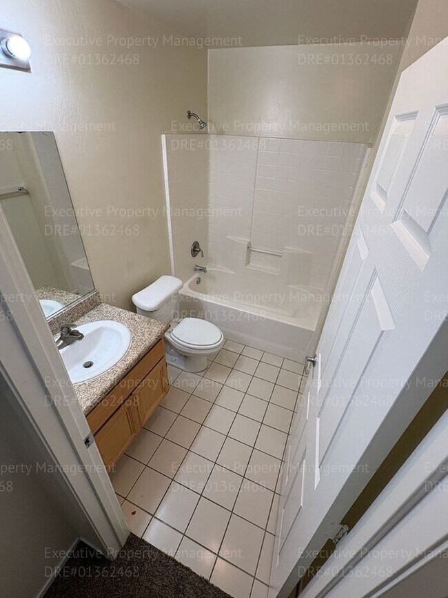 Building Photo - 2 bedroom 1.5 bathroom townhome located in a gated community near Hosking Ave/ S. Union Ave