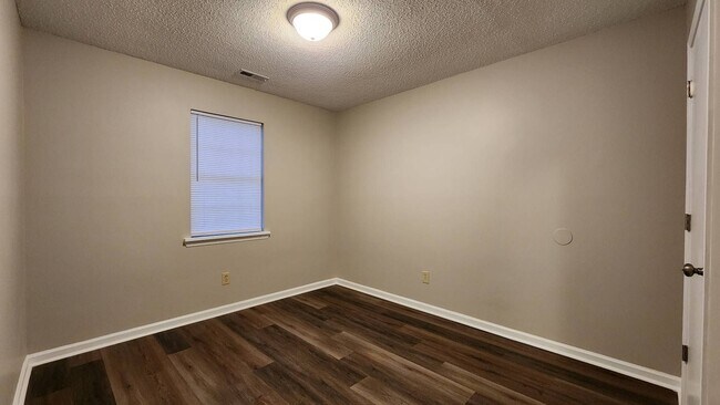 Building Photo - 208 S Ginger Dr