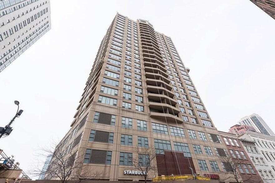 Jefferson Tower / Building Outside - 200 N Jefferson St