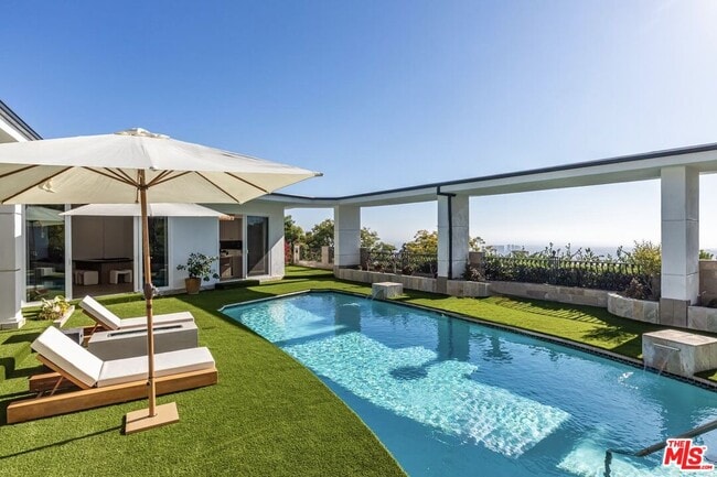 Building Photo - 560 Chalette Dr