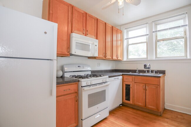Building Photo - 2236 W Farwell Ave