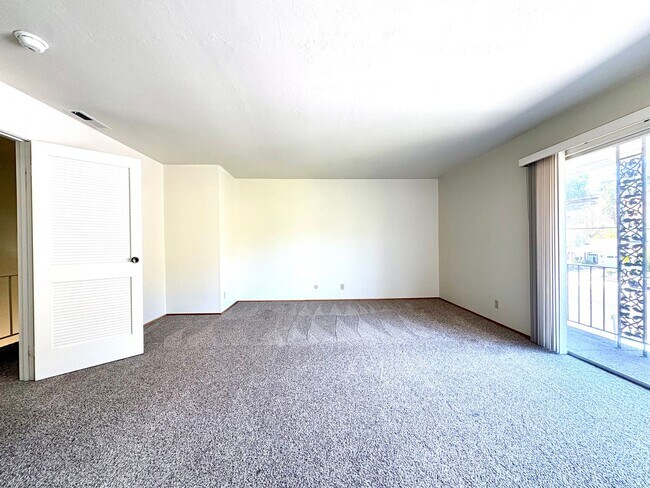 Building Photo - 1732 Las Gallinas Ave