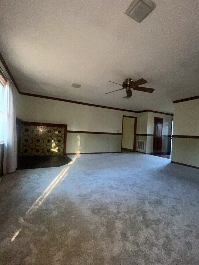 Building Photo - 3 Bedroom 2 Bathroom