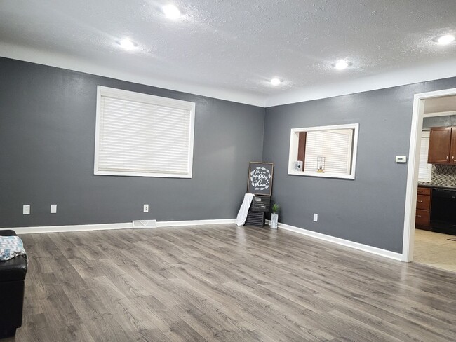 Building Photo - BEAUTIFUL UPDATED 3 BEDROOM 2 BATH HOUSE!