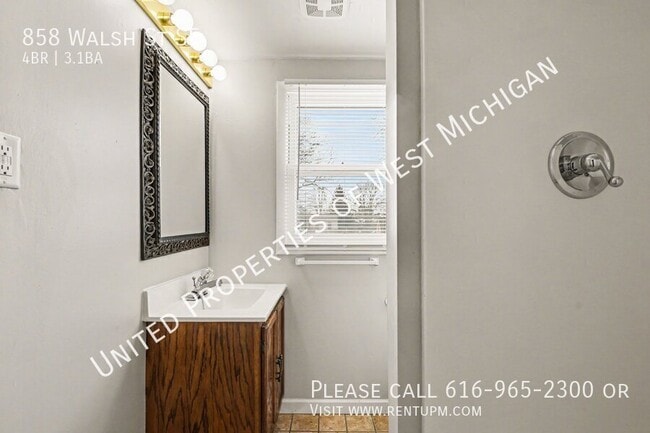 Building Photo - 858 Walsh St SE