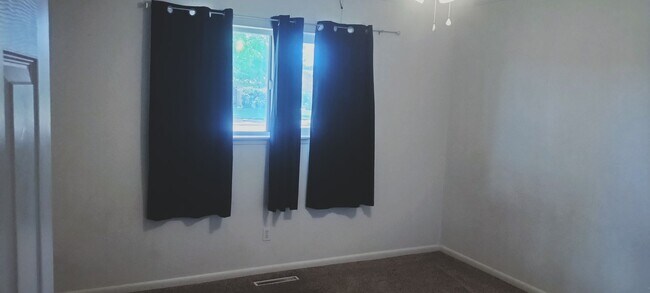 Building Photo - 3 Bed 2 Bath Home!