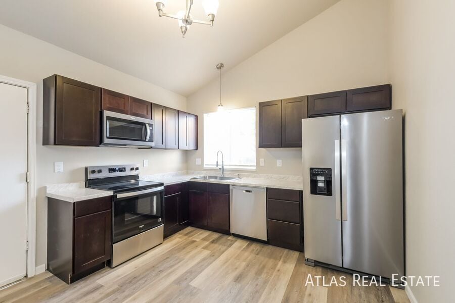 Building Photo - 1417 S Biscay Way