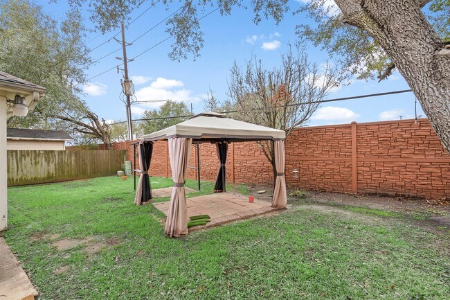 Building Photo - 2227 Oakwell Ln