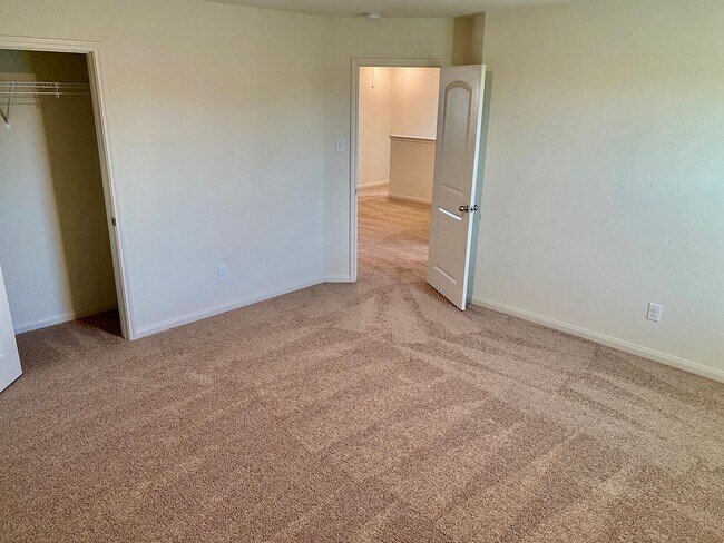 Building Photo - Experience Luxury Living: 4 Beds, 2.5 Bath...