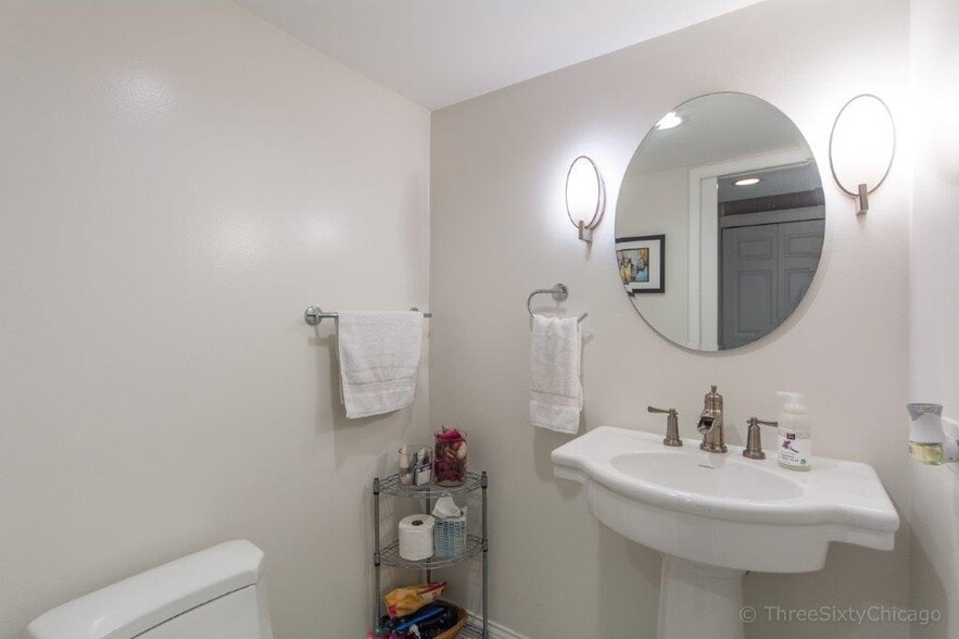 Building Photo - 1153 S Plymouth Ct