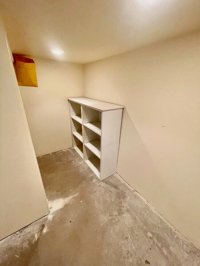 Building Photo - 10375 Laurentian Way