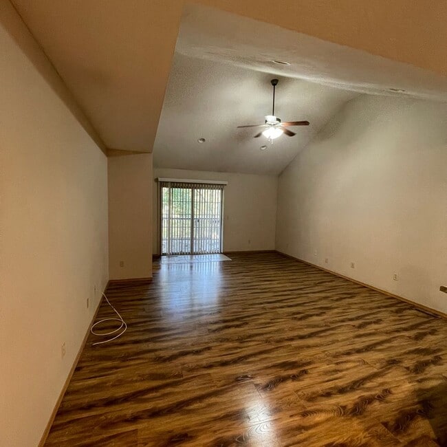 Building Photo - Beautiful 4 bedroom 3 full bathroom Townhome - Owner Special -Move in March and pay no rent until...